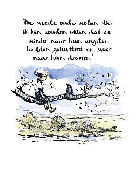 Afbeelding van Charlie Mackesy uit het boek De jongen, de mol, de vos en het paard met daarop de tekst: "De meeste oude mollen die ik ken, zouden willen dat ze minder naar hun angsten hadden geluisterd en meer naar hun dromen". 